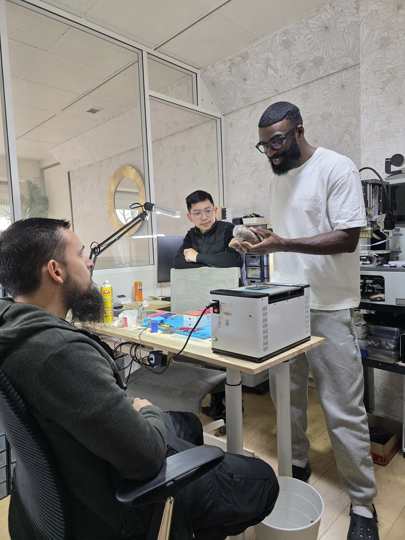 Équipe ScreenFix dans l’atelier de réparation à Paris