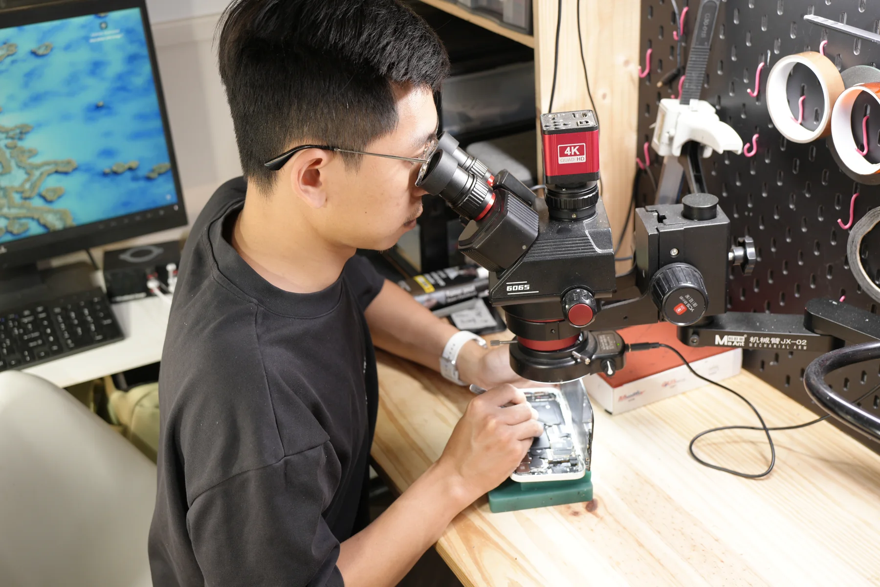 Contrôle d’un écran au microscope dans l’atelier de reconditionnement