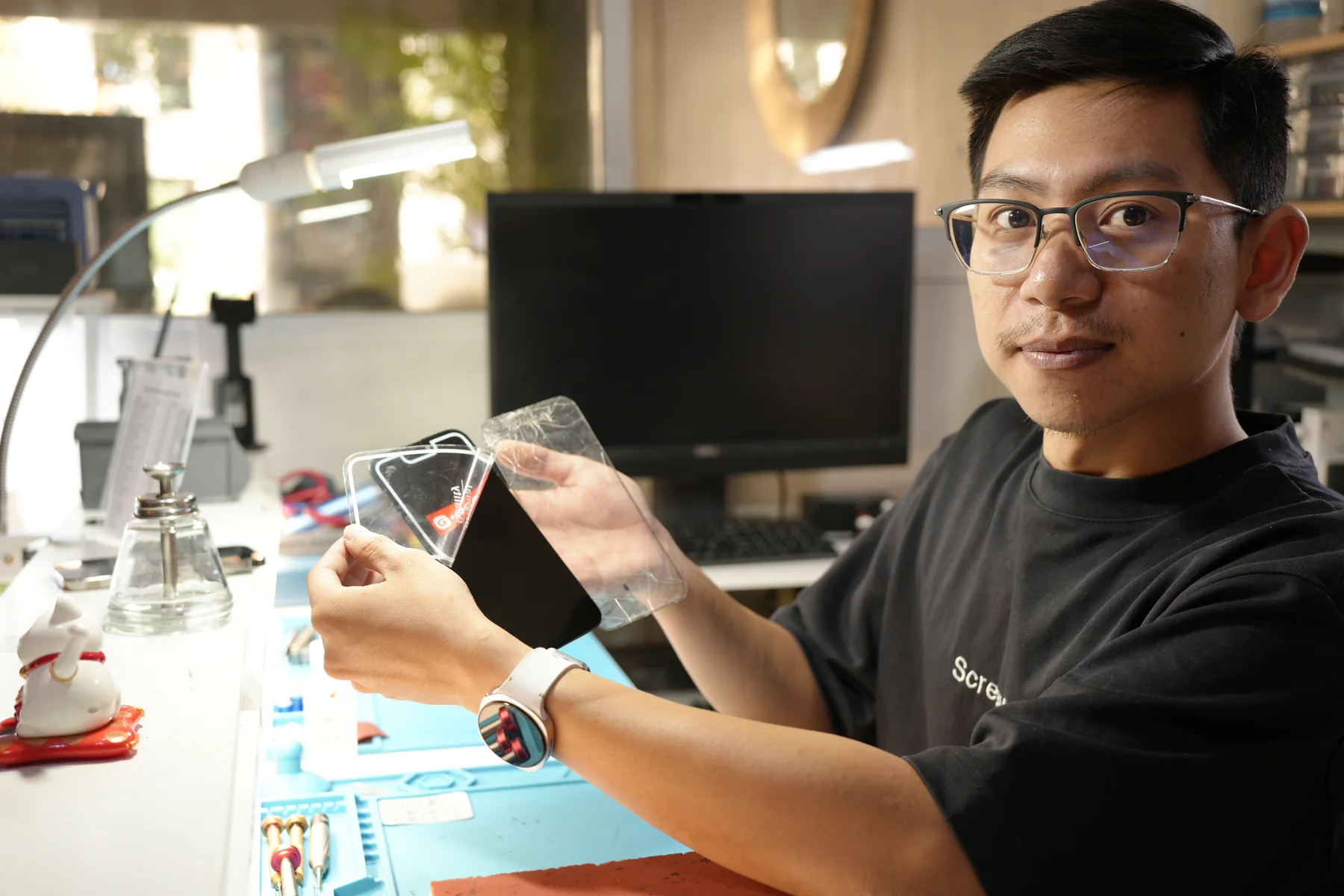 Technicien ScreenFix intervenant sur la vitre d’un écran