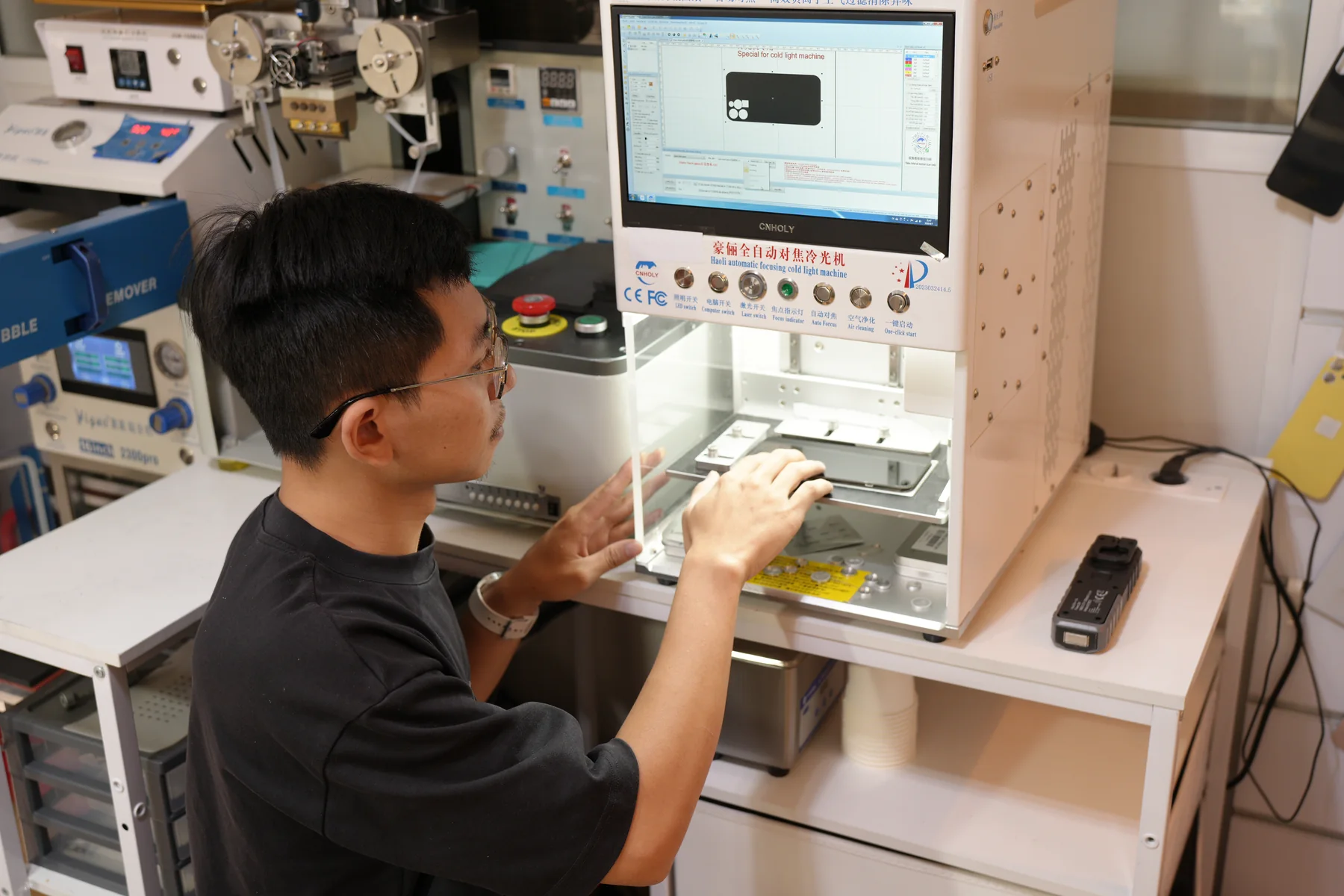 Machine de reconditionnement d’écran dans l’atelier ScreenFix